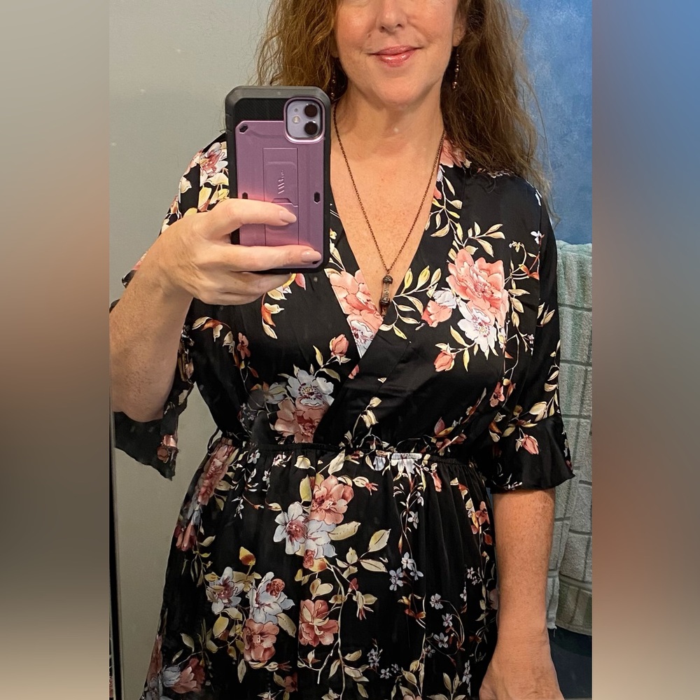 Boohoo brand - pretty black floral dress - Picture 4 of 8